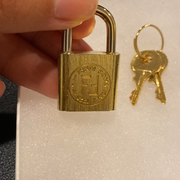 FENDI lock and two key keys 🔐 great condition - Picture 4 of 11